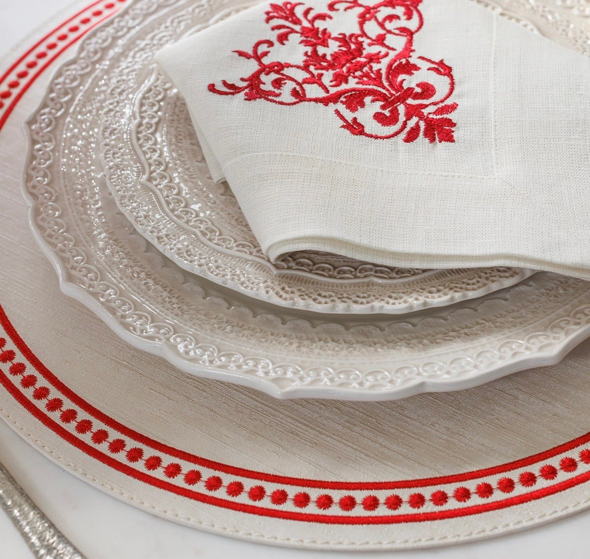 Perla Embroidered Coated Linen Placemat